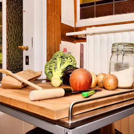 Forest-edge Stay, Burtonville, Cleaning Included * Burtonville