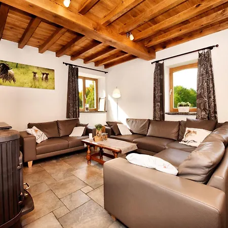 Spacious House With Sunny Garden, Cleaning Included * Burtonville